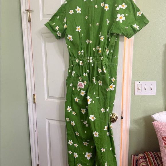 Big Bud Press Green Daisy Print Apparel - Picture 2 of 5